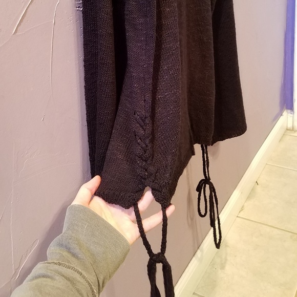 Bell-sleeved black top - Picture 3 of 4